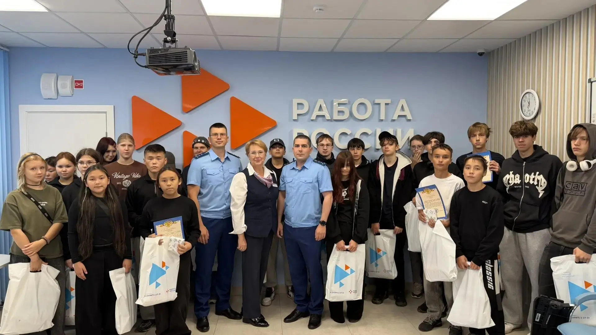 ✅ Работники прокуратуры Пуровского района  встретились с участниками летних трудовых бр...