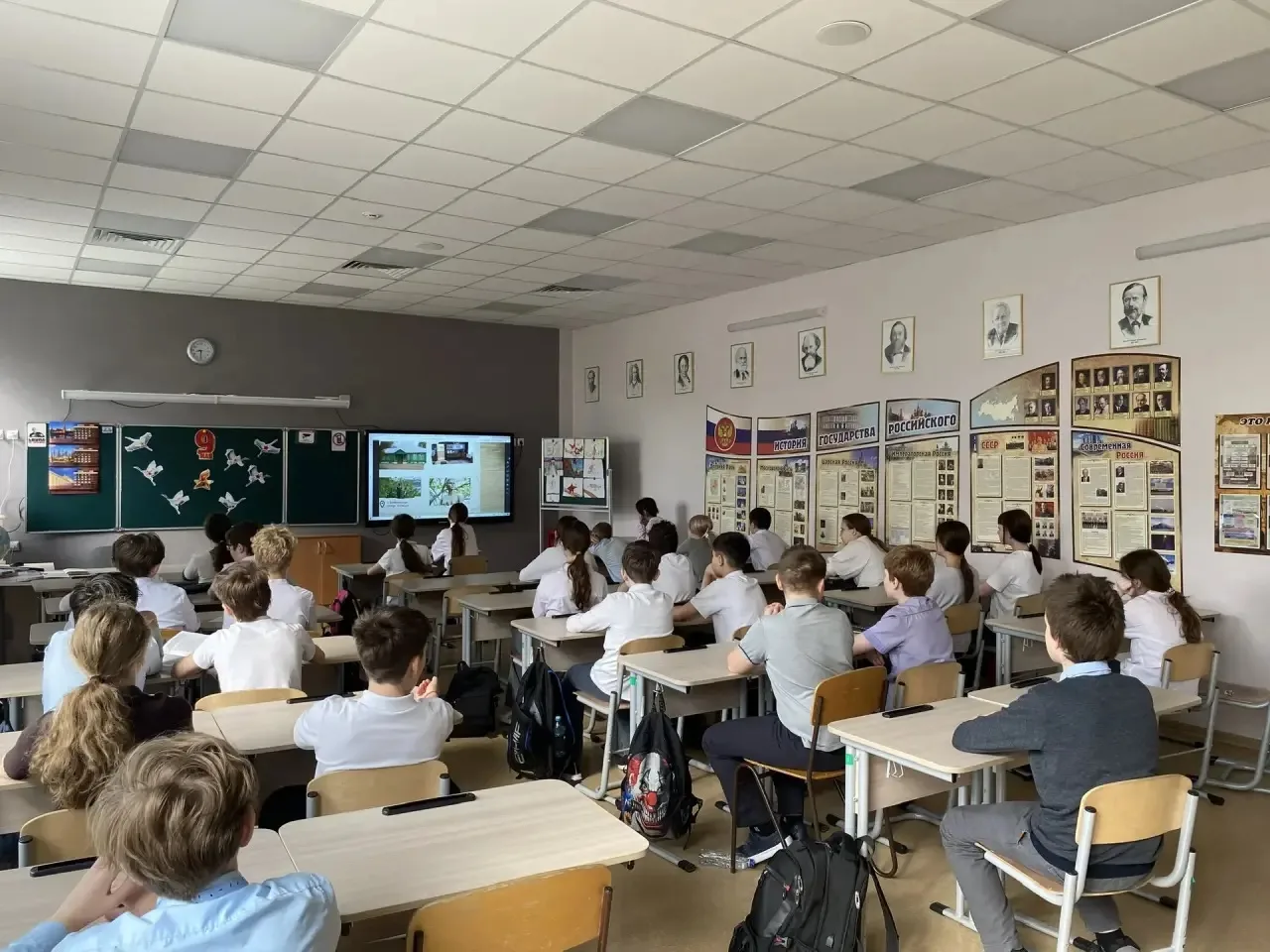 Сегодня утро в школе началось с торжественного поднятия флага и гимна. А после торжественной линейки