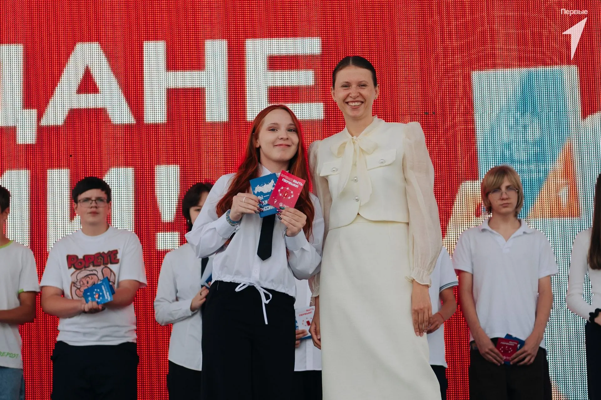 Торжественно и по-особенному: в День Государственного флага — первые паспорта!