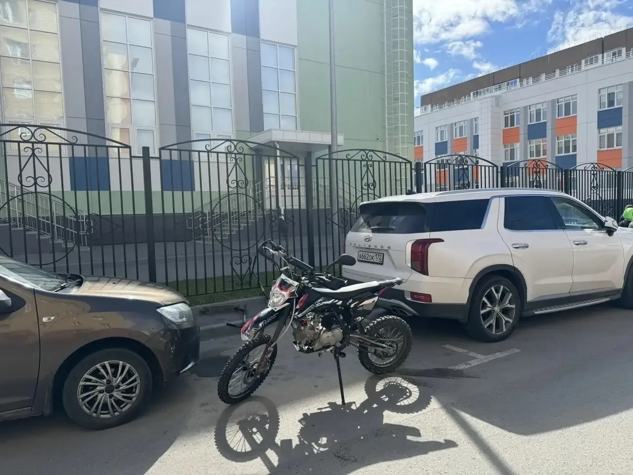 В Тюмени в День знаний подросток на питбайке мчался к школе с большой скоростью 🏍️🎓