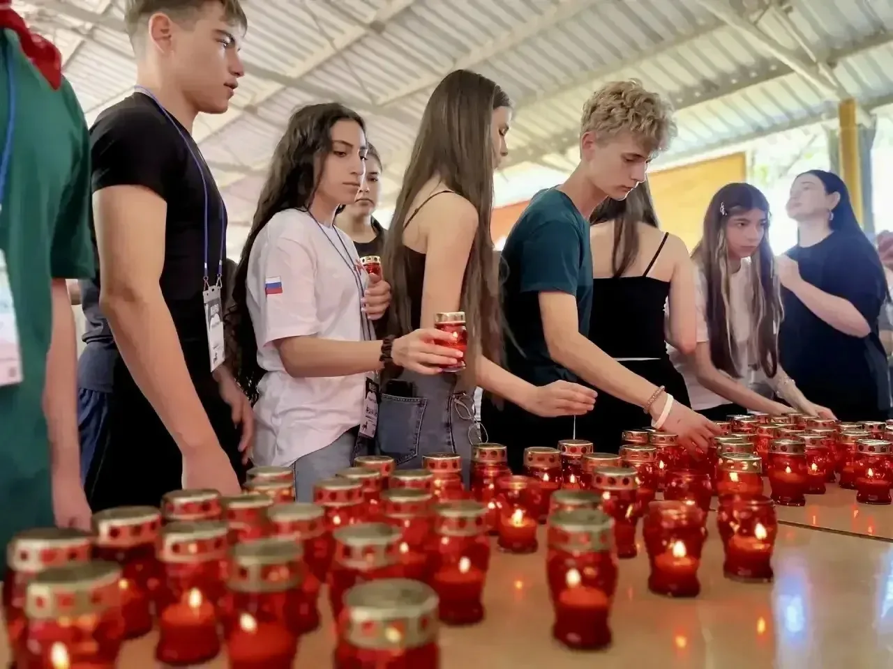 🕯️ Ведущие предложили участникам зажечь лампады и почтить память тех, чьи жизни были о...