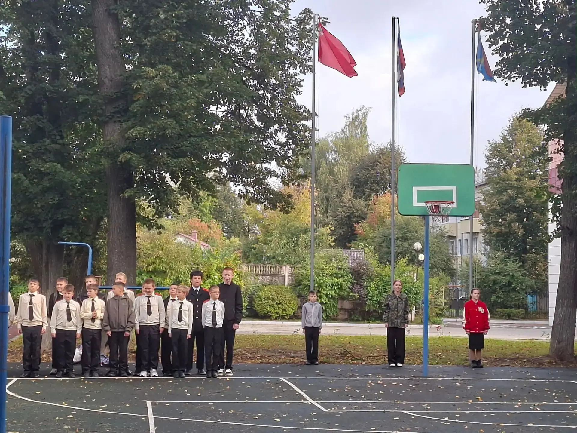 🇷🇺Традиционно начинаем новую неделю с поднятия Государственного флага Российской Феде...