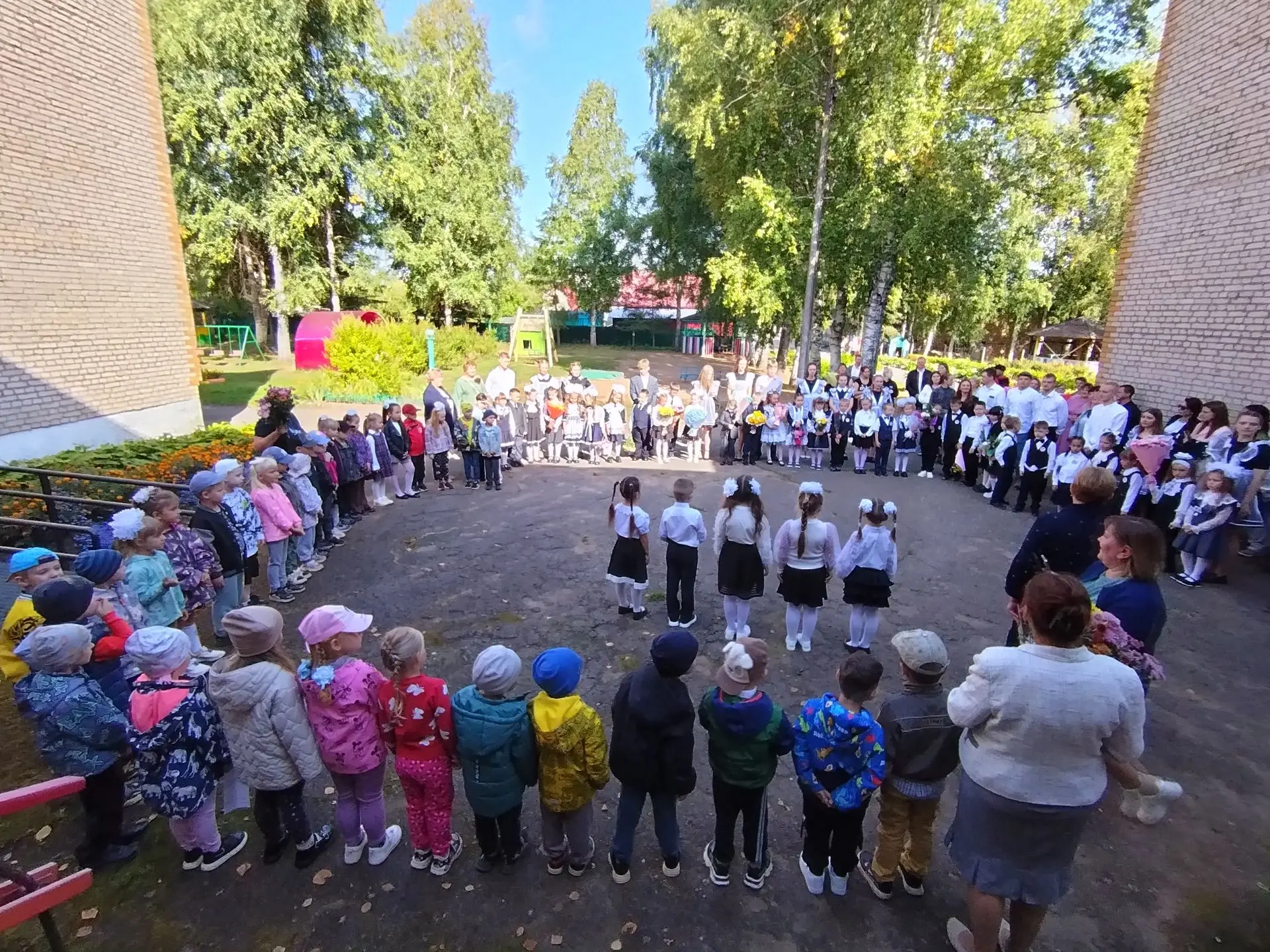 Вот и начался учебный год, а в детском саду "Колосок" вчера был невероятно теплый день....