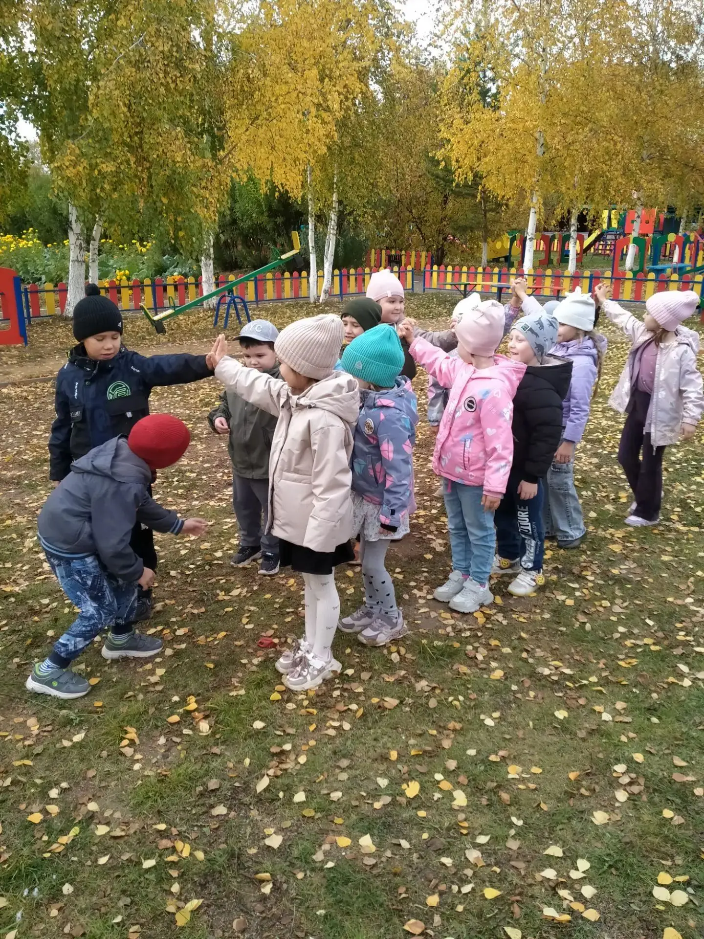 Здоровье с малых лет: занятие по физическому развитию на свежем воздухе в подготовитель...