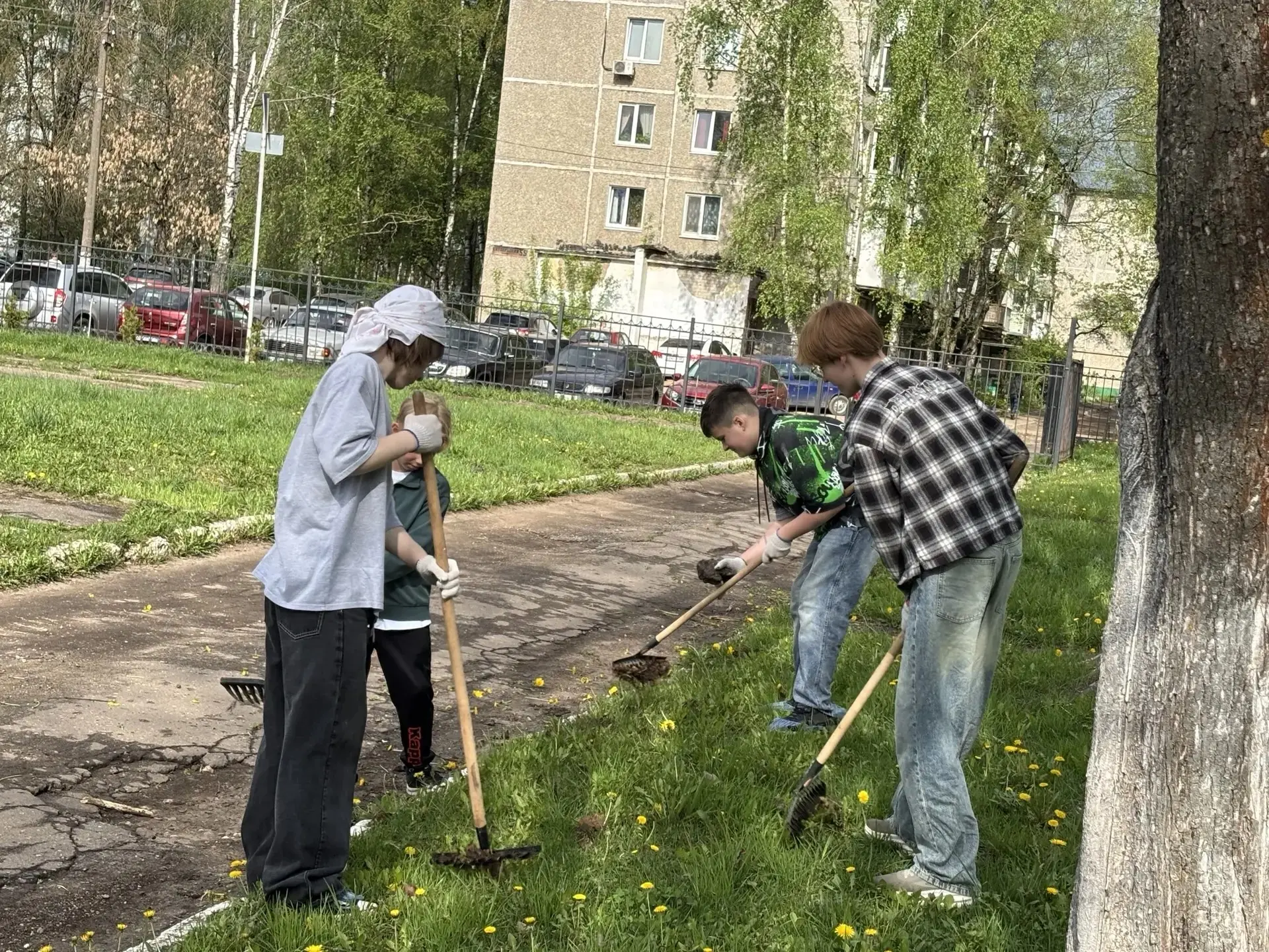 🤝 КОМАНДА ГИМНАЗИИ в деле: участвуем в «Зелёной весне ‑ 2026»! 🌱   ☀Тёплый майский день стал отличны