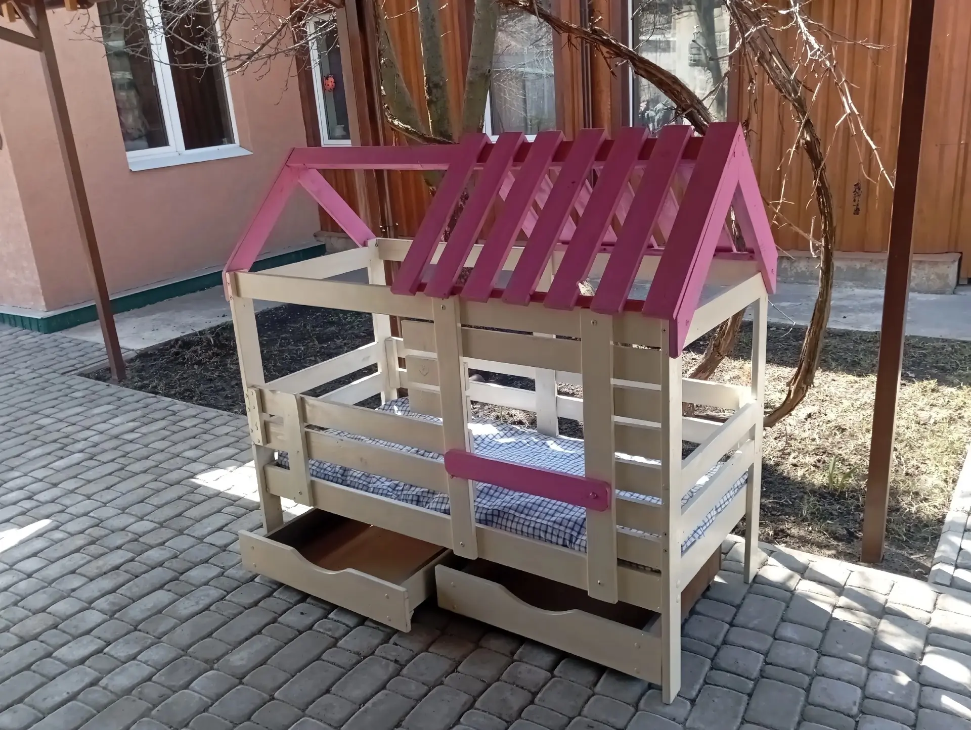 Продам детскую кровать из натурального дерева с матрасом и ящиками.
  Размер 145х70см. (Разборная) 
