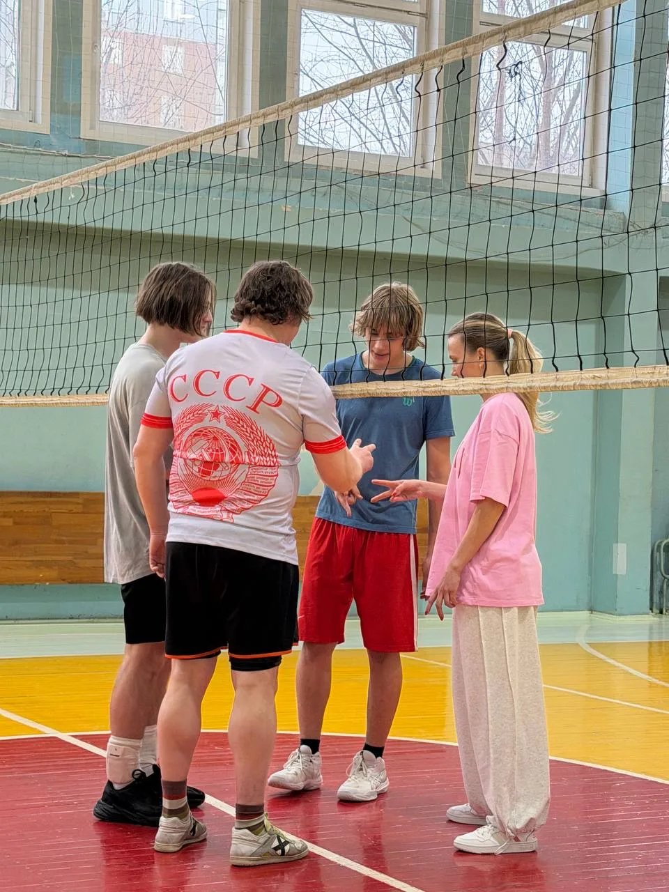 Сегодня в нашем спортивном зале прошел дружеский турнир по волейболу, посвященный сразу...