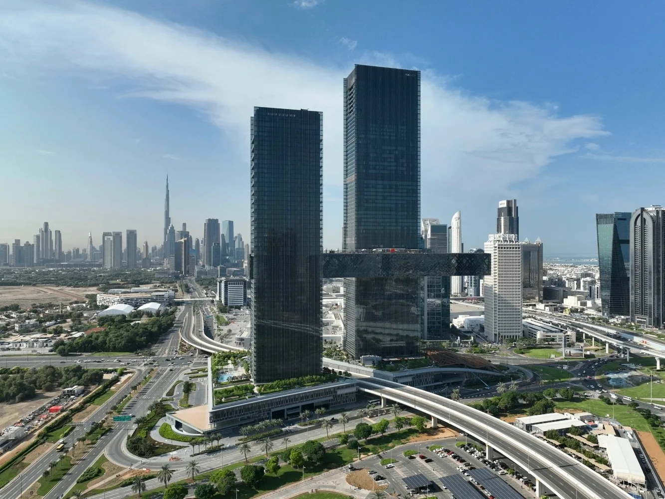 Самая большая консоль в мире

One Za'abeel — многофункциональный комплекс, расположенный в центре Ду
