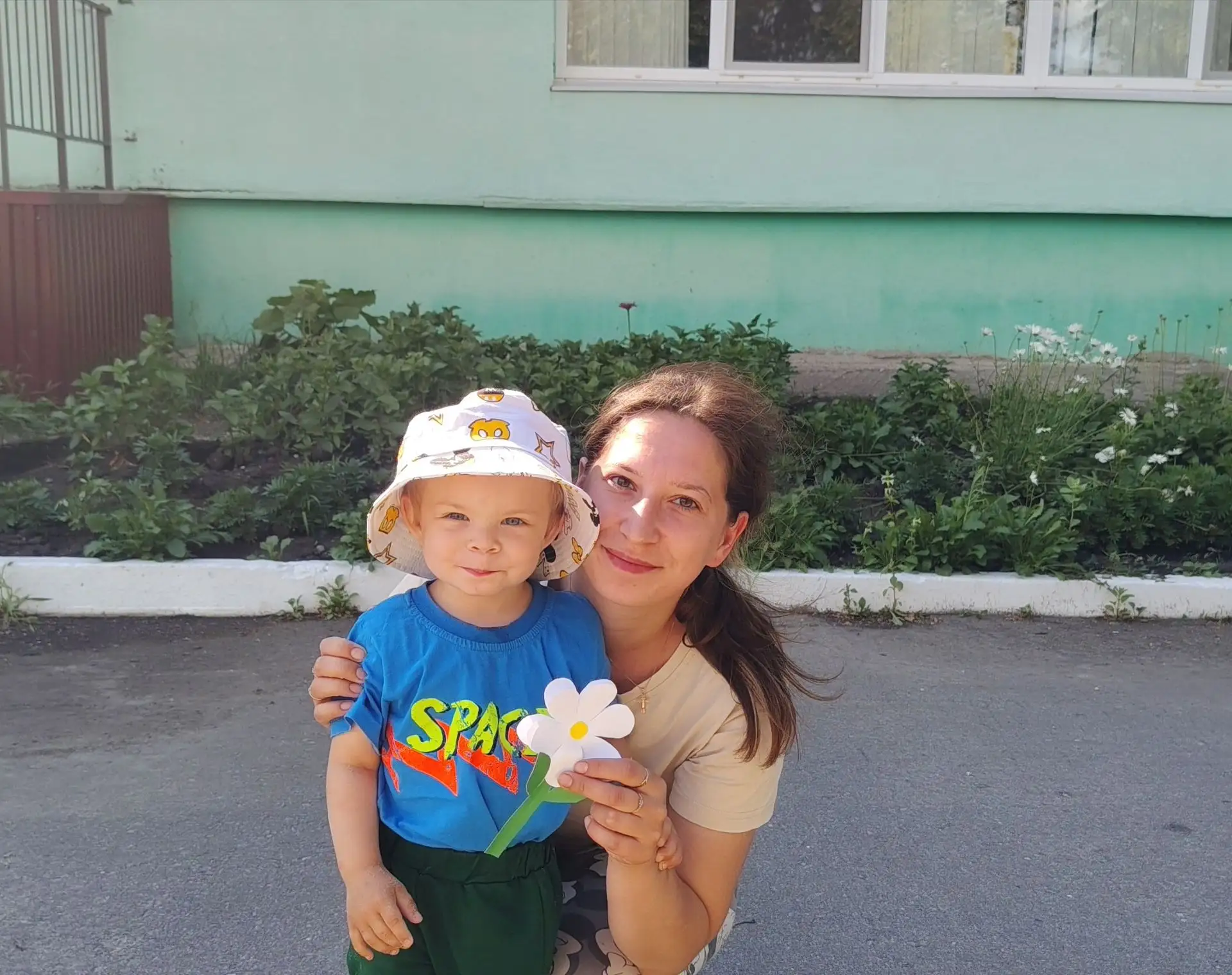 🌸**Цветочный знак внимания**

В  День семьи, любви и верности малыши младшей группы изготовили рома