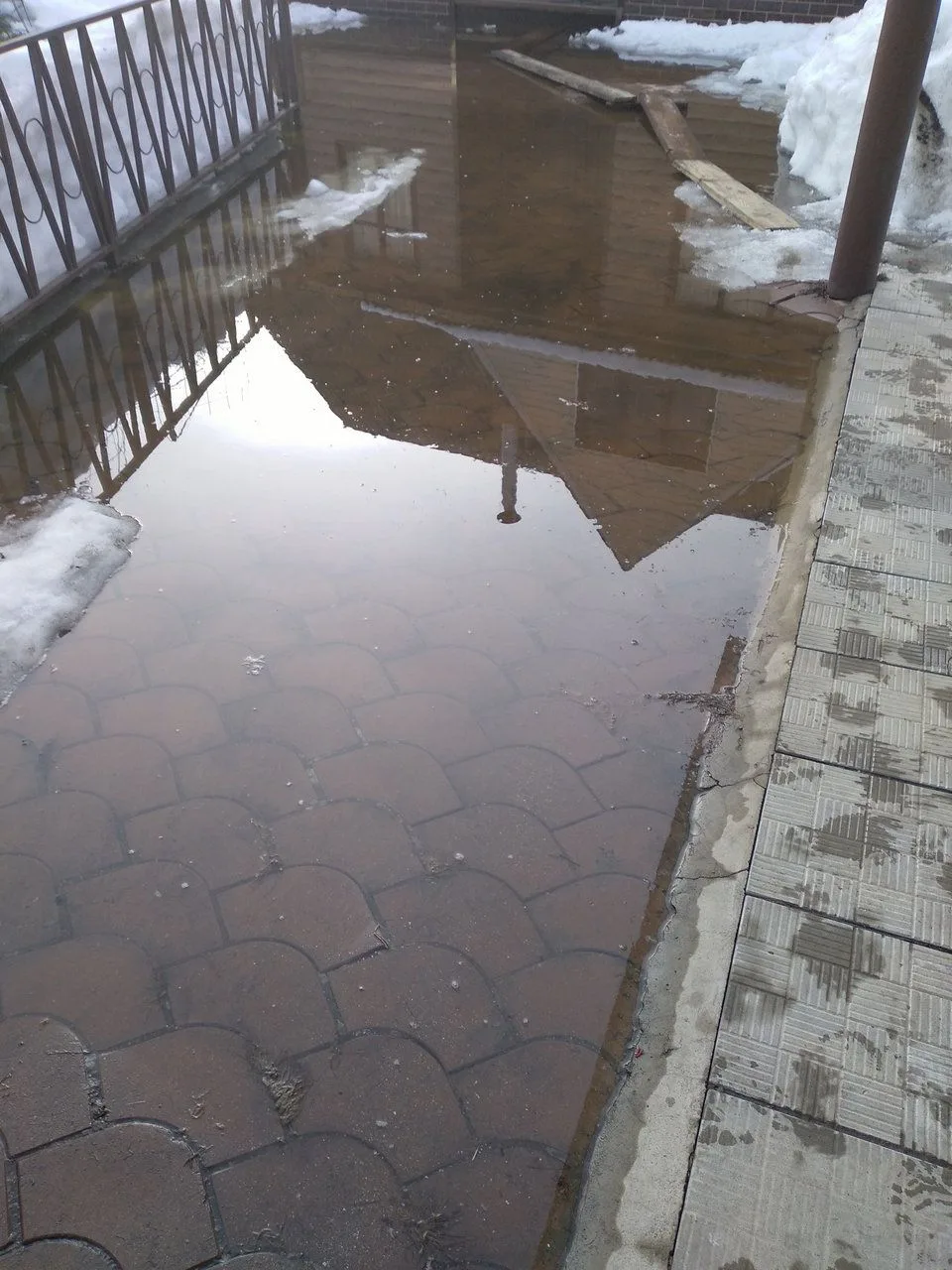 Паводок затопил дом.