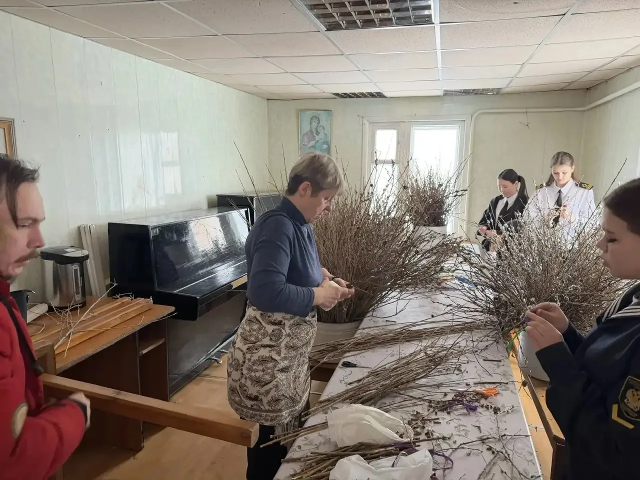 КАК ДЛЯ ВЕРБНОГО ВОСКРЕСЕНЬЯ.  ...Полопаются почки, Облитые смолой И аромат весенний  Поднимет настр