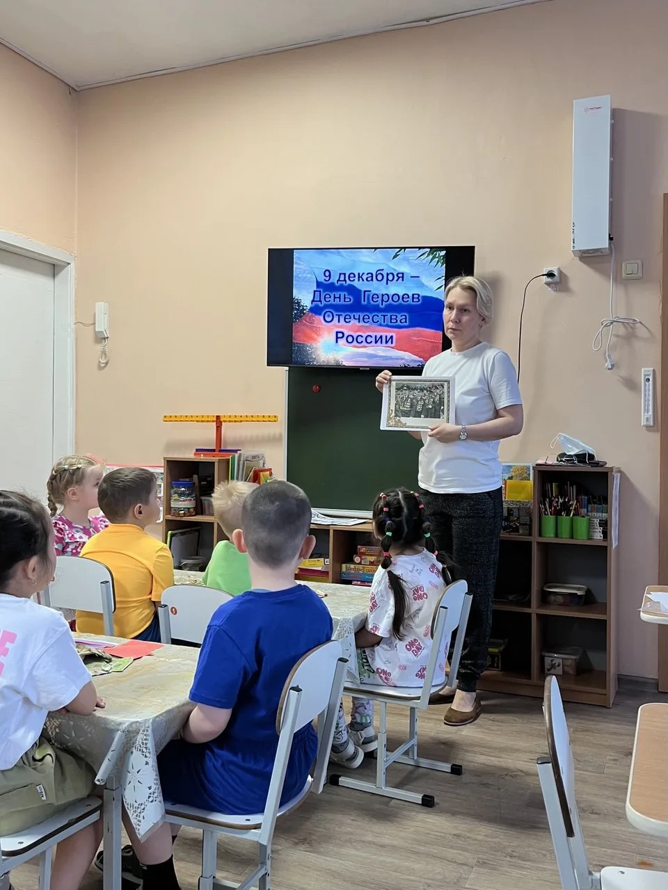 Говорили о героях! 🇷🇺

В преддверии Дня героев Отечества в нашем саду царила особая атмосфера. Реб