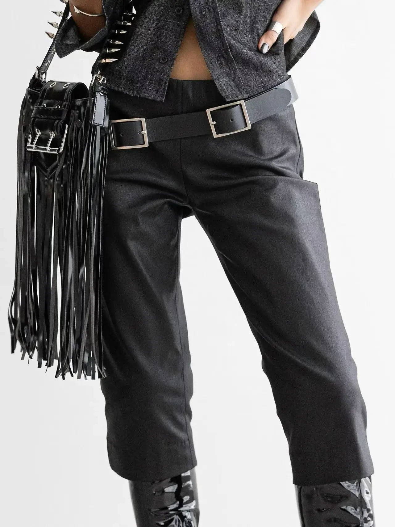 Черные капри из ткани с напылением под кожу с мягким блеском и посадкой по фигуре — тот...