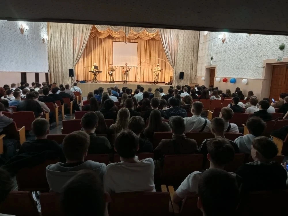 🎸 Музыка мужества: Легендарная группа «Контингент» выступила в ОАТК! 🇷🇺  В актовом зале ГАПОУ «ОАТК 