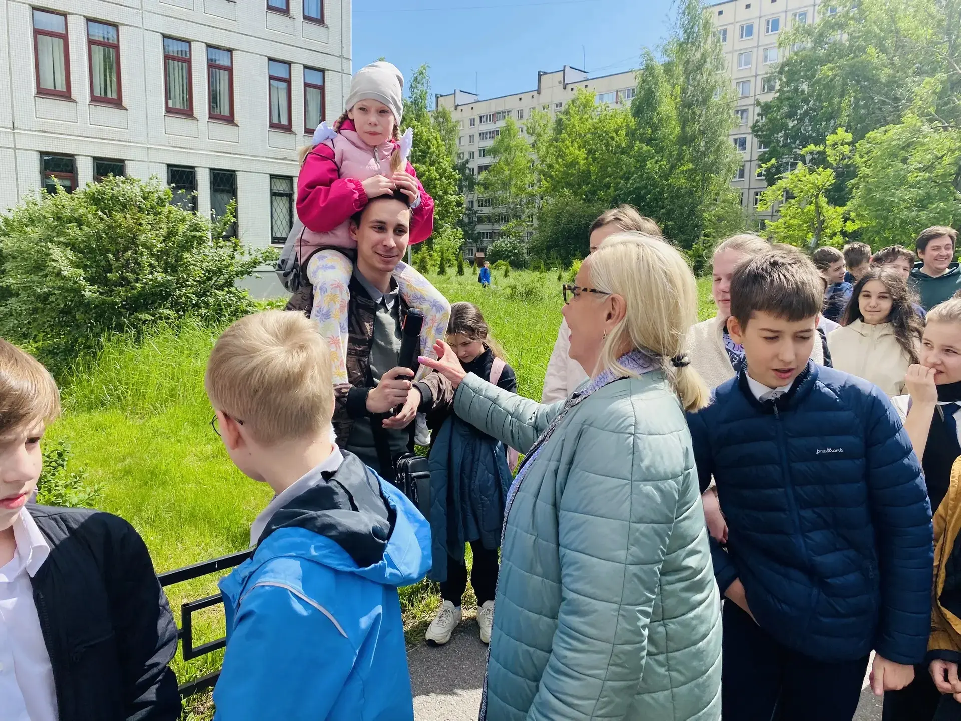 📢 Акция к юбилею: в Лицее заложили Яблоневый сад  На территории лицея уже растут 80 сакур, аллея туй