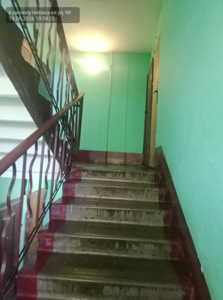 Уборка лестничных клеток в парадных многоквартирного дома по адресу: Краснопутиловская улица, д. 90