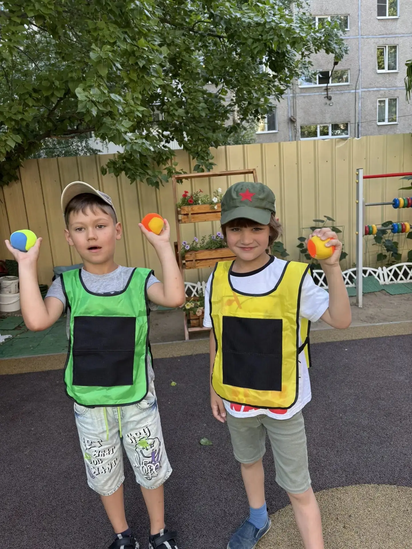 🌟Сегодня мы познакомим вас с забавной игрой «ВЫШИБАЛЫ»!

👫Воспитанники средней группы "Непоседы" о