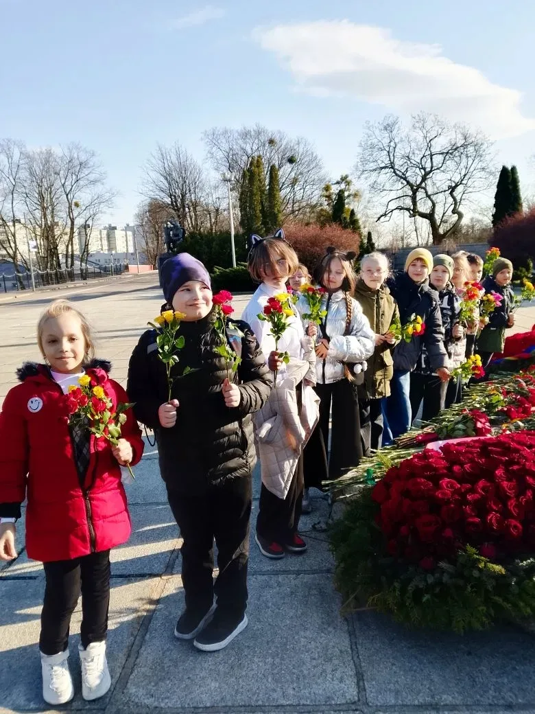 ПОМНИМ! ГОРДИМСЯ! Учащиеся 6А и 6Б классов 9 апреля  возложили цветы на братскую могилу (ул.Ялтинска
