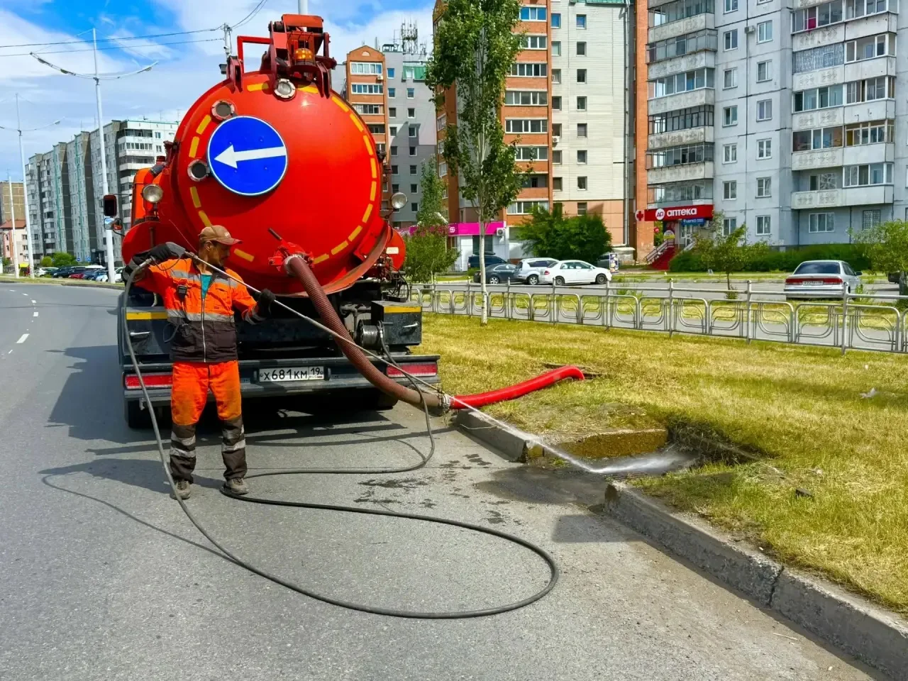 Уважаемые жители нашего города!

Наши сотрудники выполняют работы по обслуживанию систем ливневой ка