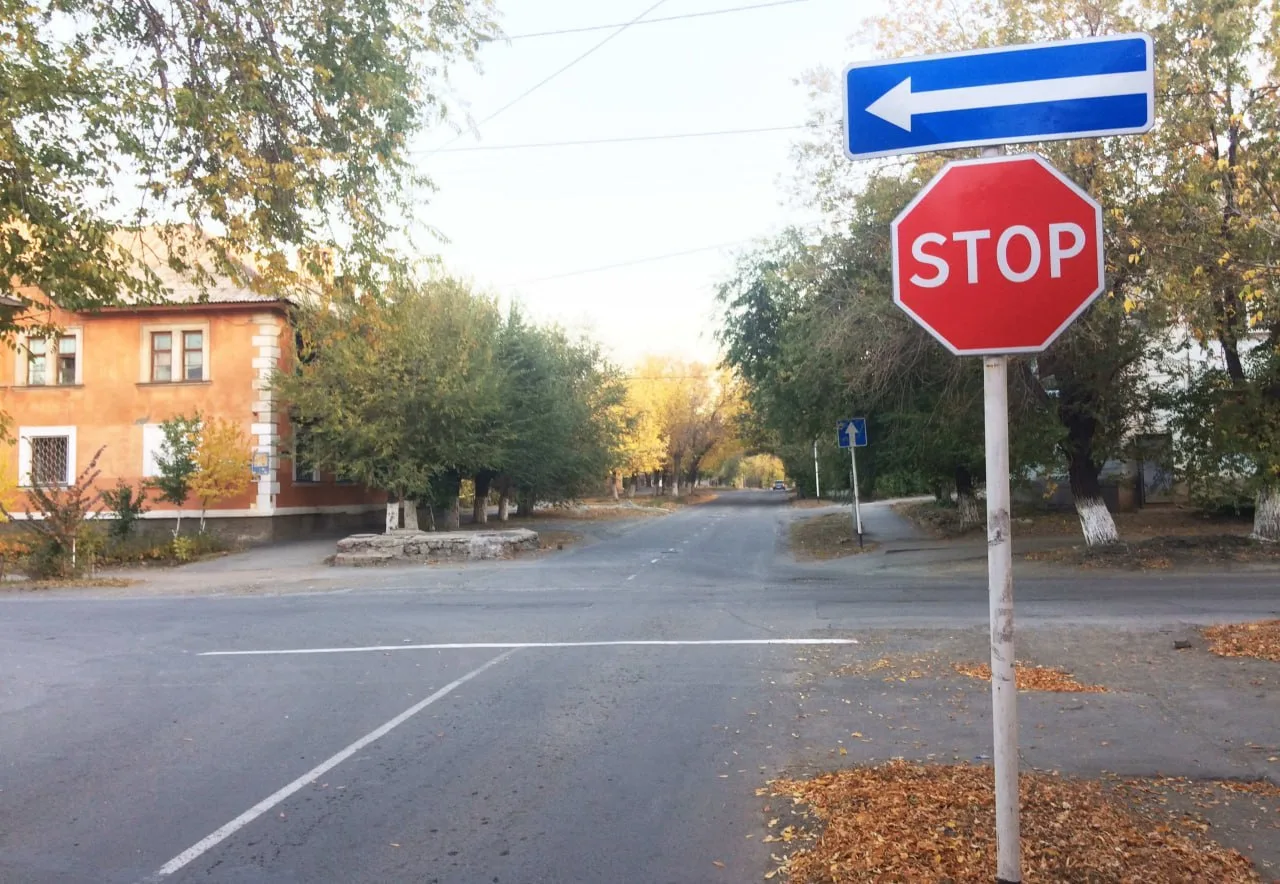👀 Закон о кириллице не отменит дорожный знак STOP в России