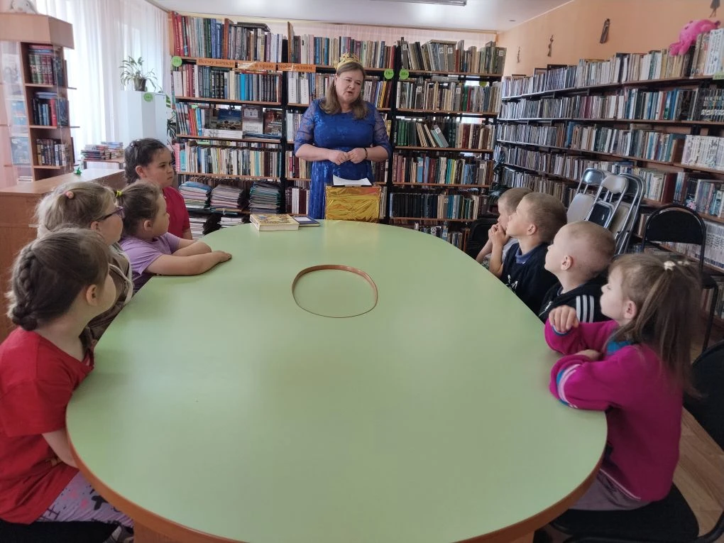 Вторая половина дня была не менее увлекательна. Ребята побывали в библиотеке, где отправились в необ