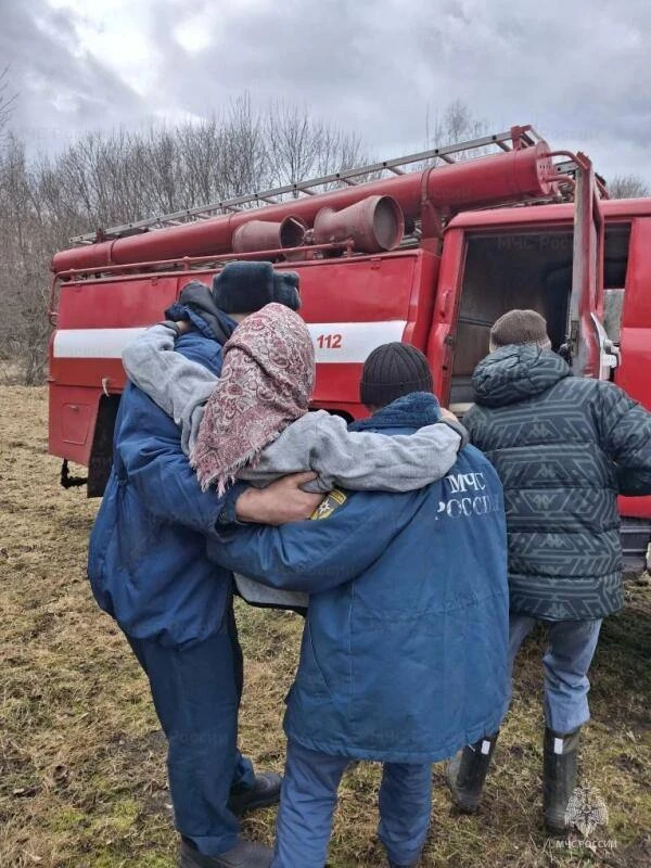 ❤️Сотрудники МЧС России помогли пожилой женщине добраться до врачей         Сотрудники пожарно-спаса
