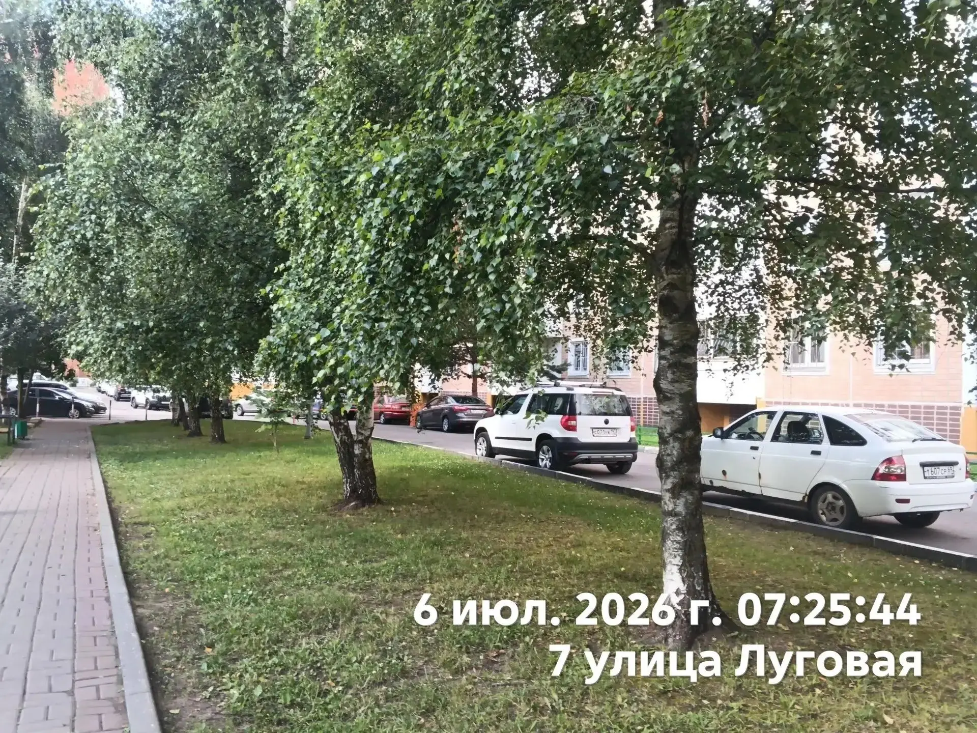 Проводятся ежедневные работы по уборке дворовых территорий