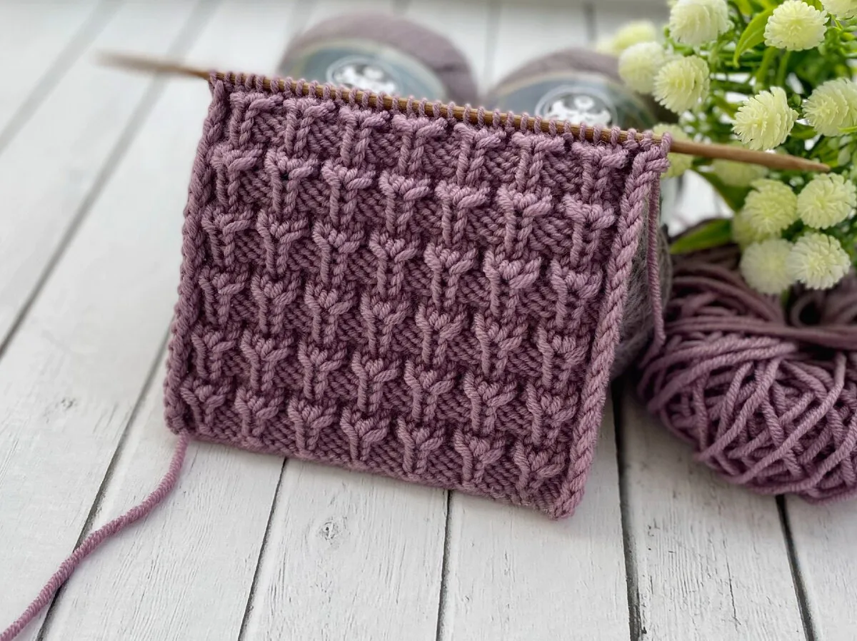 🧶 Объемный рельефный узор спицами

Рапорт узора состоит из 4 петель (+3 петли симметрии + 2 кромочн