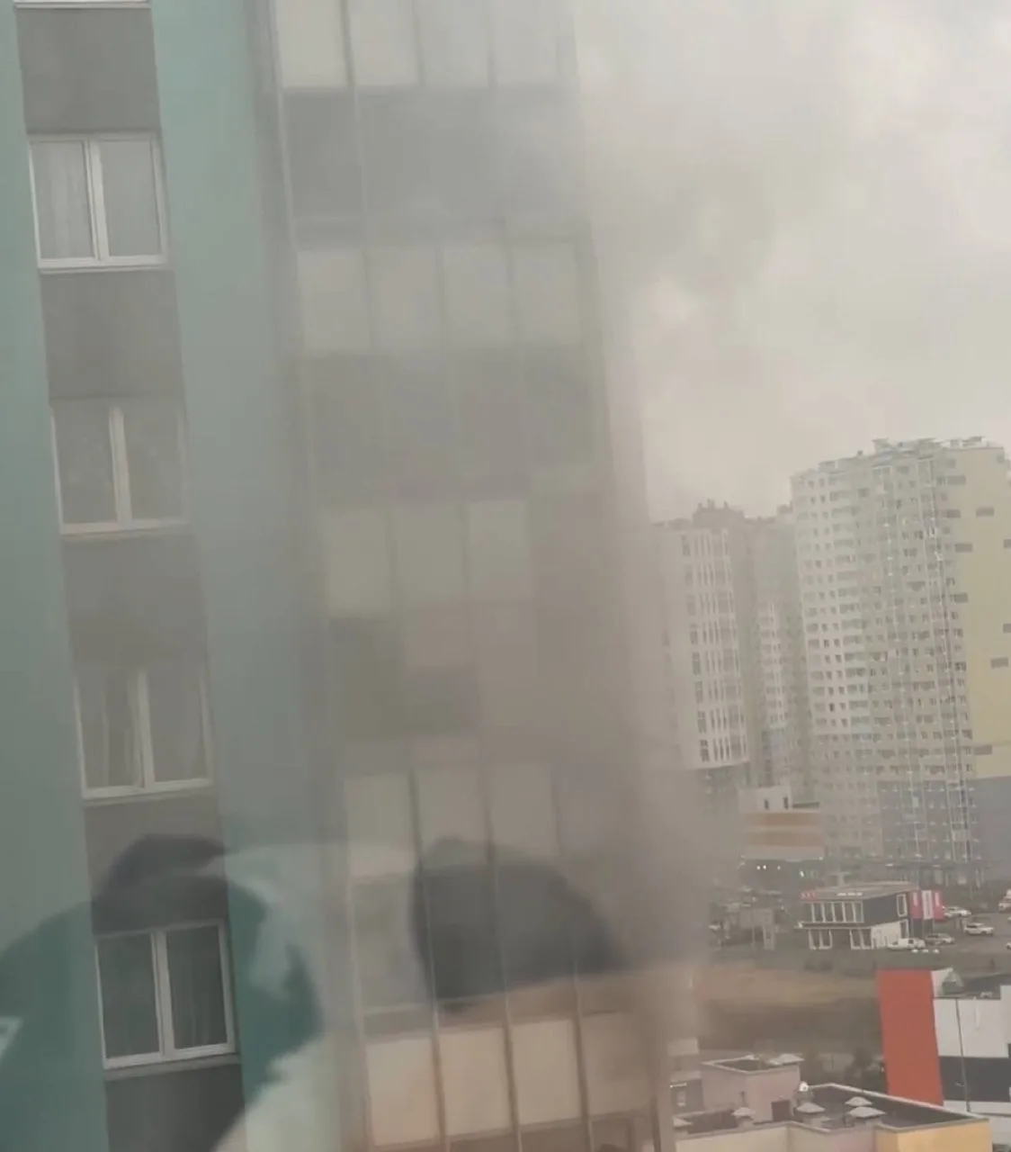 Пожар на чарушинской 10, 16 этаж, окна на балконе закрыты, пожар явно начался внутри кв...