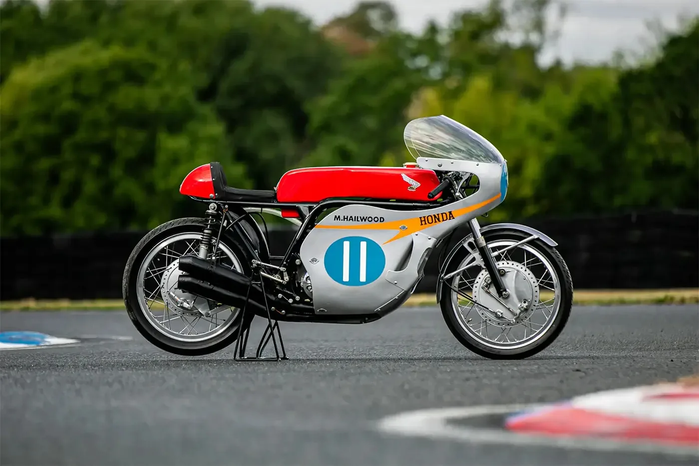 Эта 60-летняя Honda может стать самым дорогим мотоциклом в истории. В чем ее ценность?