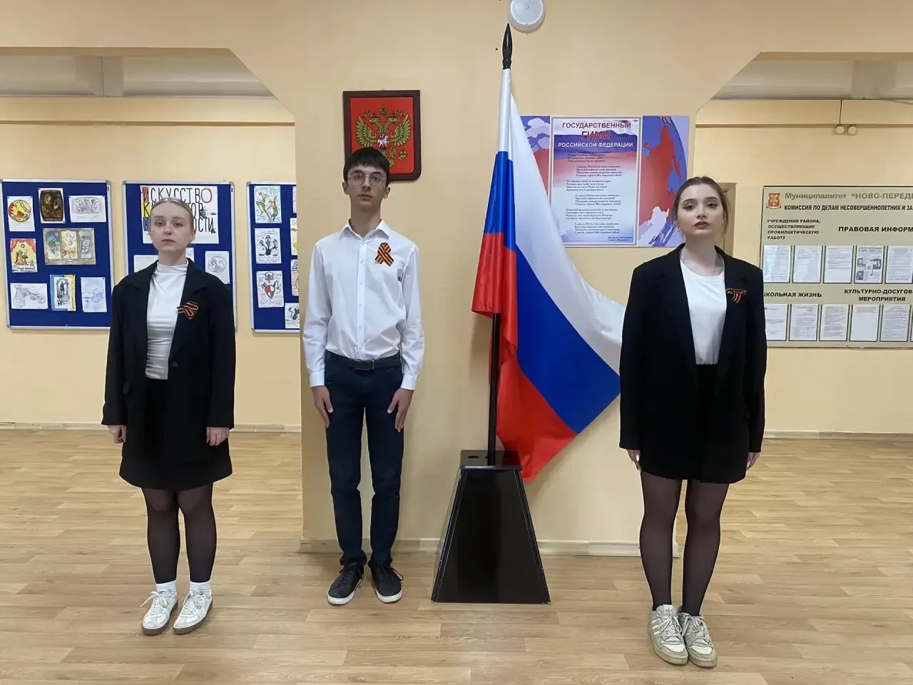 Традиционно новая учебная неделя в Школе №1467 началась с церемонии поднятия государственного флага 