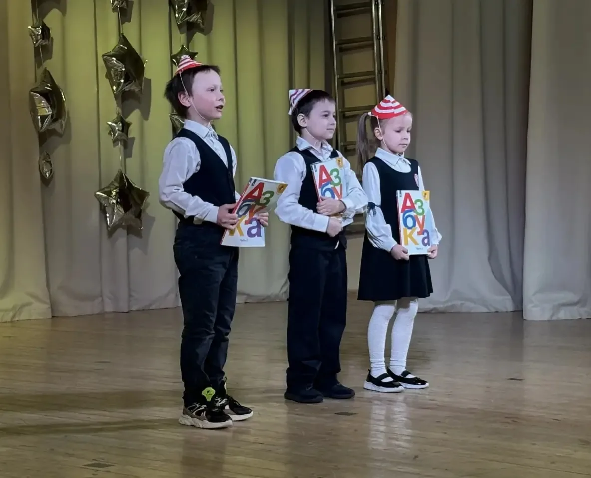 В пятницу в нашей школе было особенно шумно и весело! 🎉  Для самых маленьких учеников, наших первокл