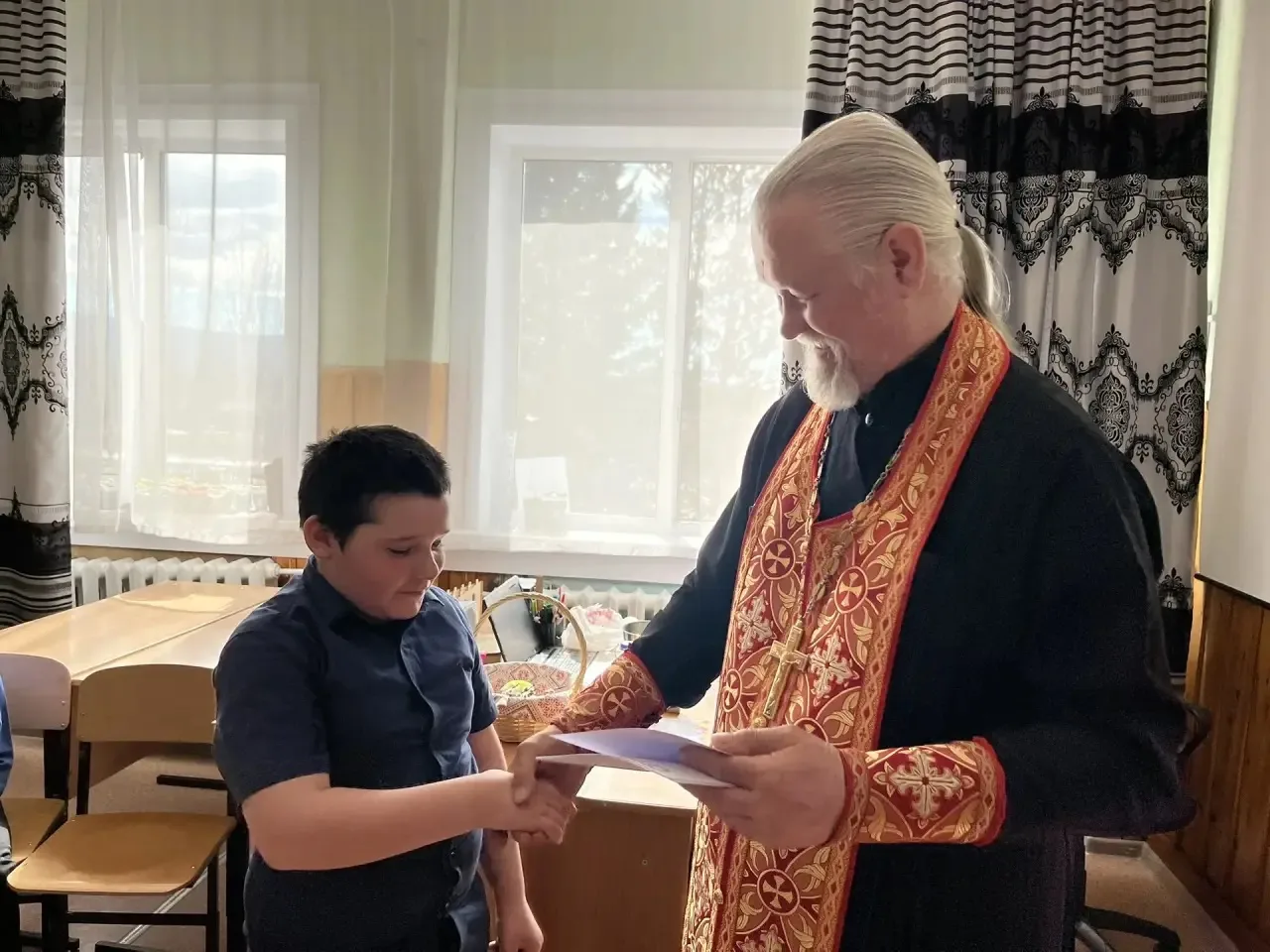 В четверг Светлой седмицы священник Павел Захарчук, настоятель храма Святой Троицы деревни Константи