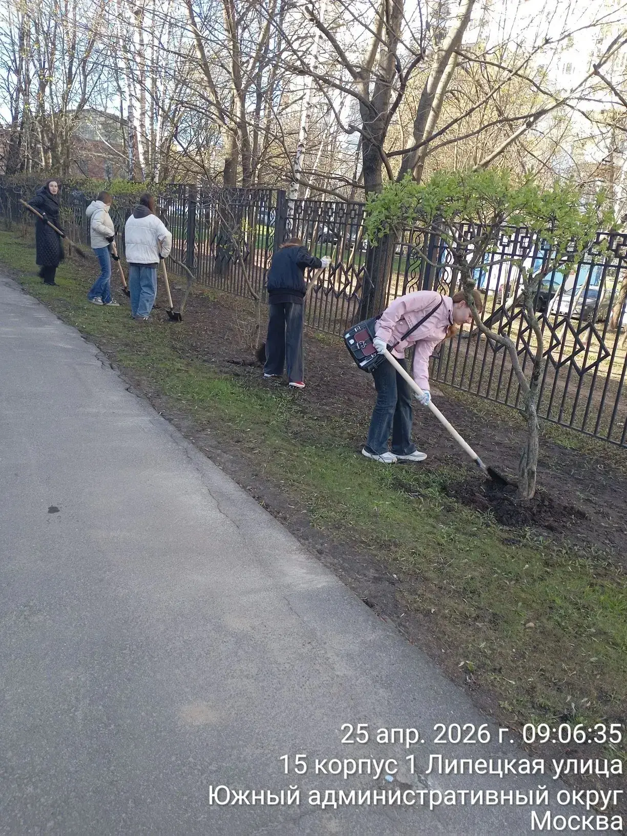 Субботник — это добрая традиция!  🏫Субботник в школе 935 идёт ПОЛНЫМ ХОДОМ!  🧹Учителя, воспитатели, 
