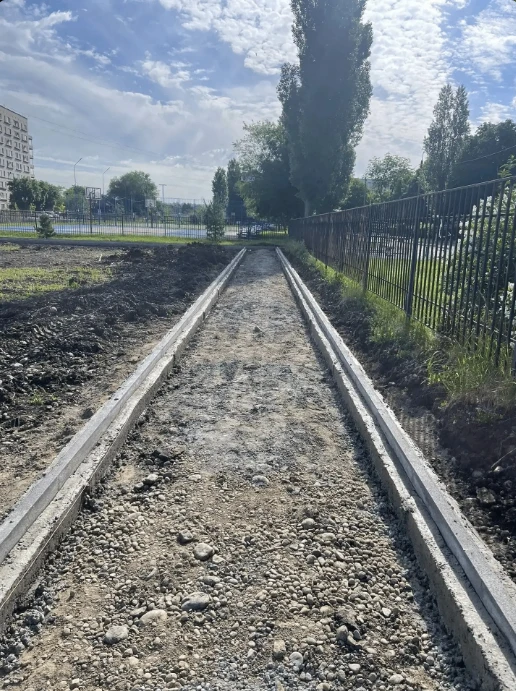 В Невинномысске продолжается работа по благоустройству сквера «Новый»
 
Ведутся работы по благоустро