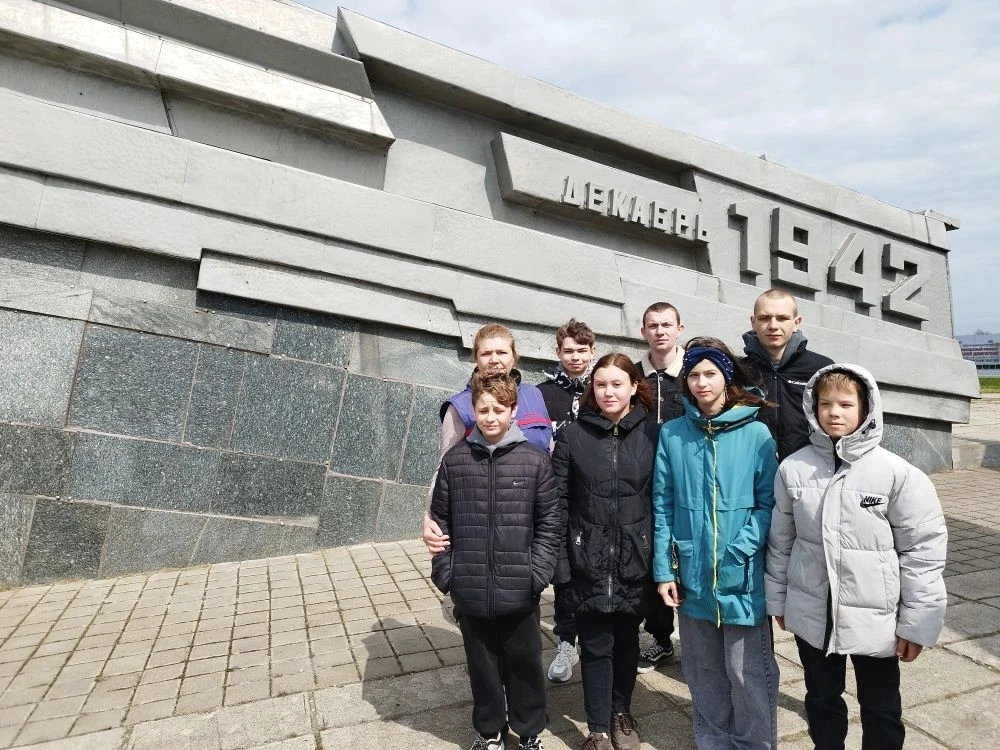 Учащиеся Ковылкинской СОШ приняли участие в субботнике по уборке территории мемориала