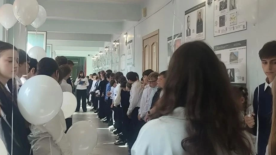 3 сентября в ГБОУ СОШ 352 состоялся митинг памяти событий в Беслане. В нем приняли учас...