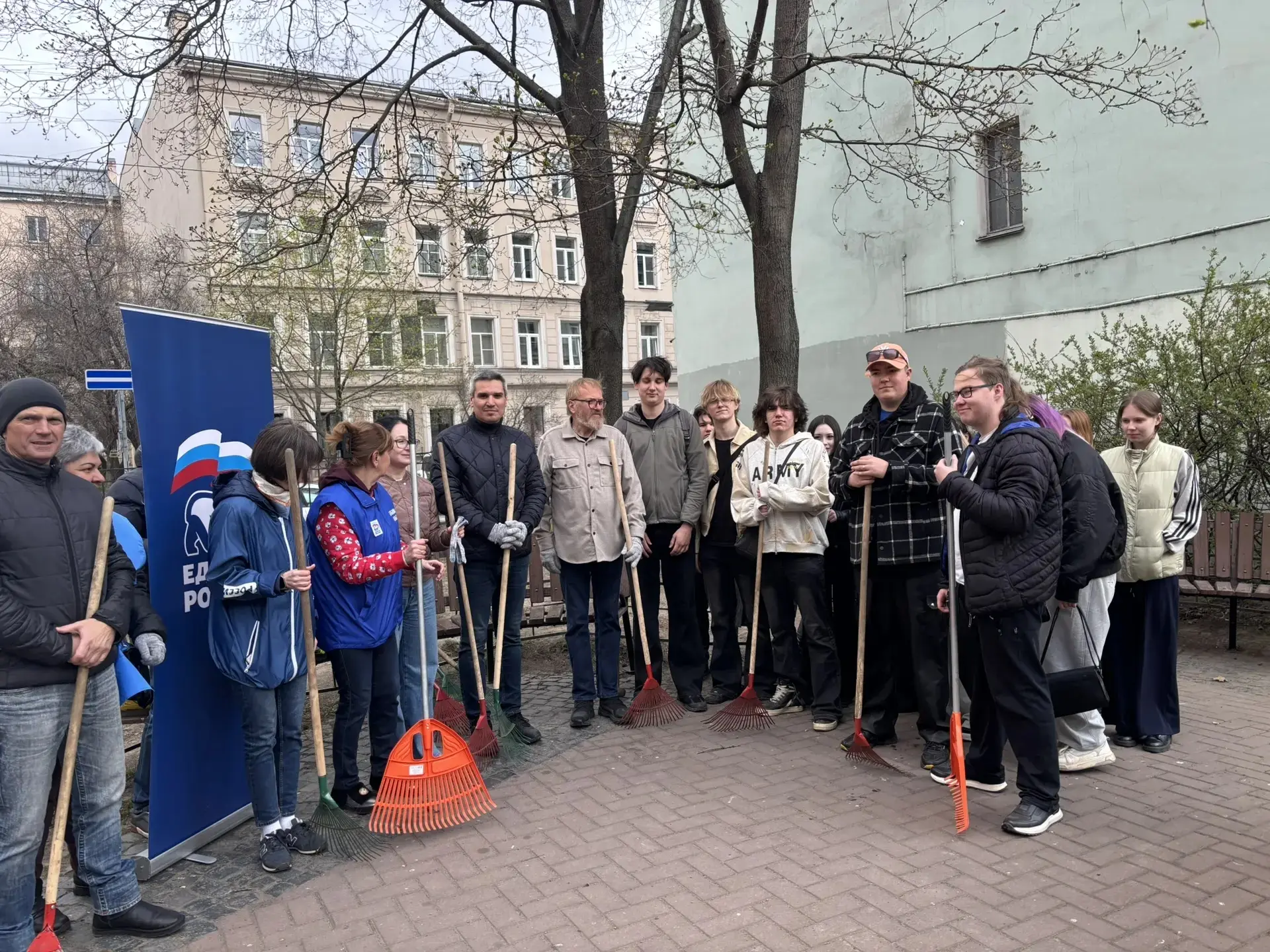 🌿  Добро начинается с малого: студенты колледжа вышли на общегородской субботник. В рамках ежегодной