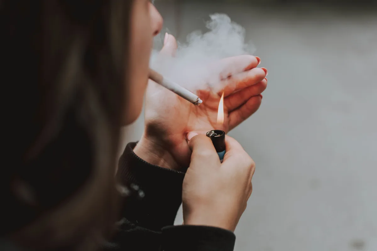 Курить на балконе можно? А у подъезда? Разбираемся, что говорит закон