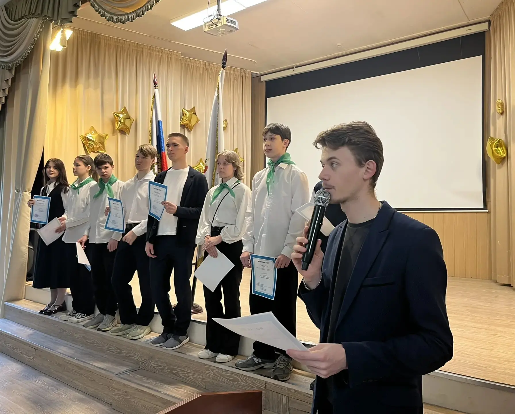 🎉 Сегодня в нашей школе прошла торжественная линейка!  Мы с гордостью чествовали лучших из лучших — 