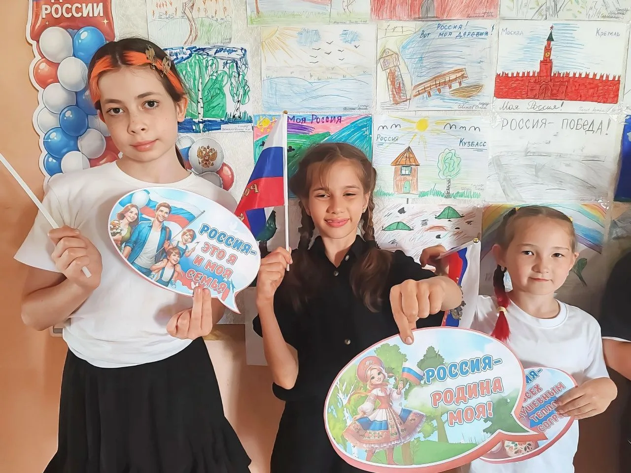 🎉 В нашем пришкольном лагере открылась выставка «Рисуй, Россия!» ко Дню России! 🇷🇺