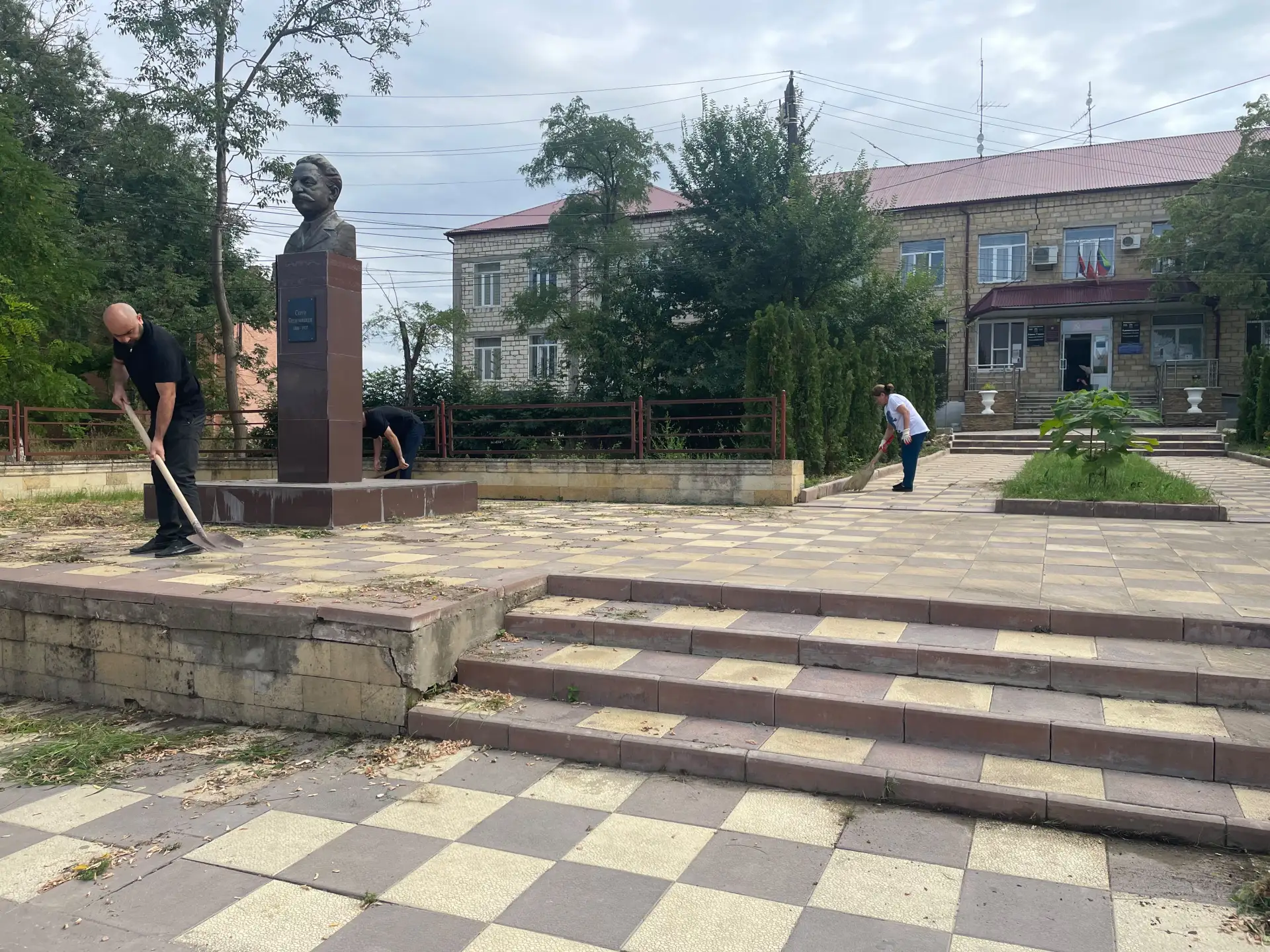 В рамках проведения плановых мероприятий по санитарной очистке и благоустройству террит...