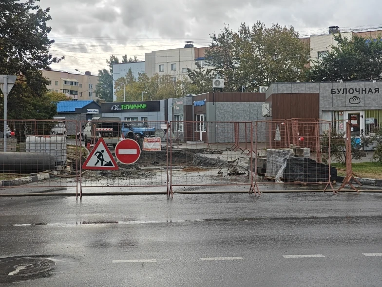 ⛔ Движение по внутриквартальному проезду в мкр. 11 между Аптекой №107 и торговыми павил...