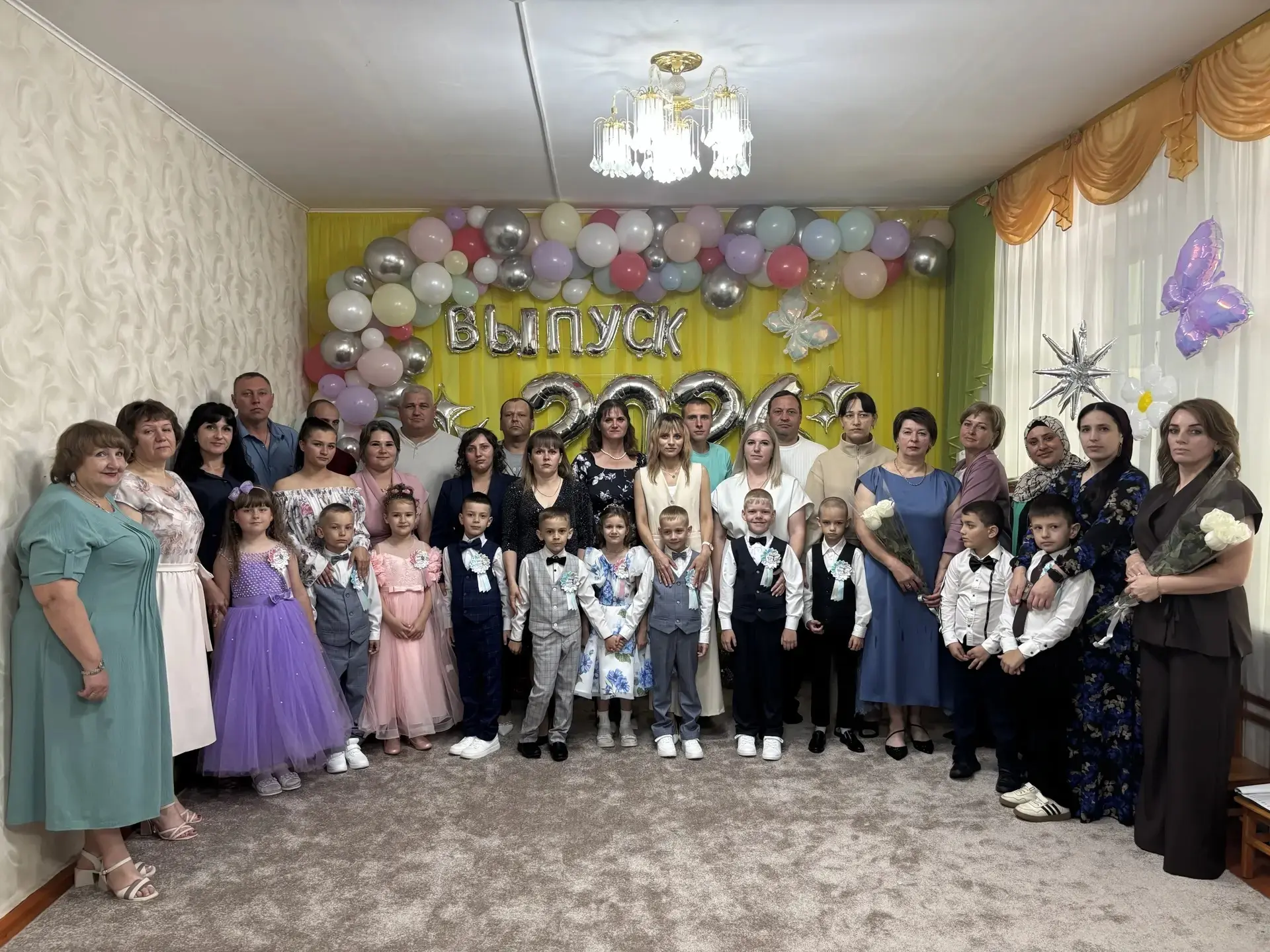 Выпускной — особенный, волнующий и радостный день, символизирующий прощание с детским с...
