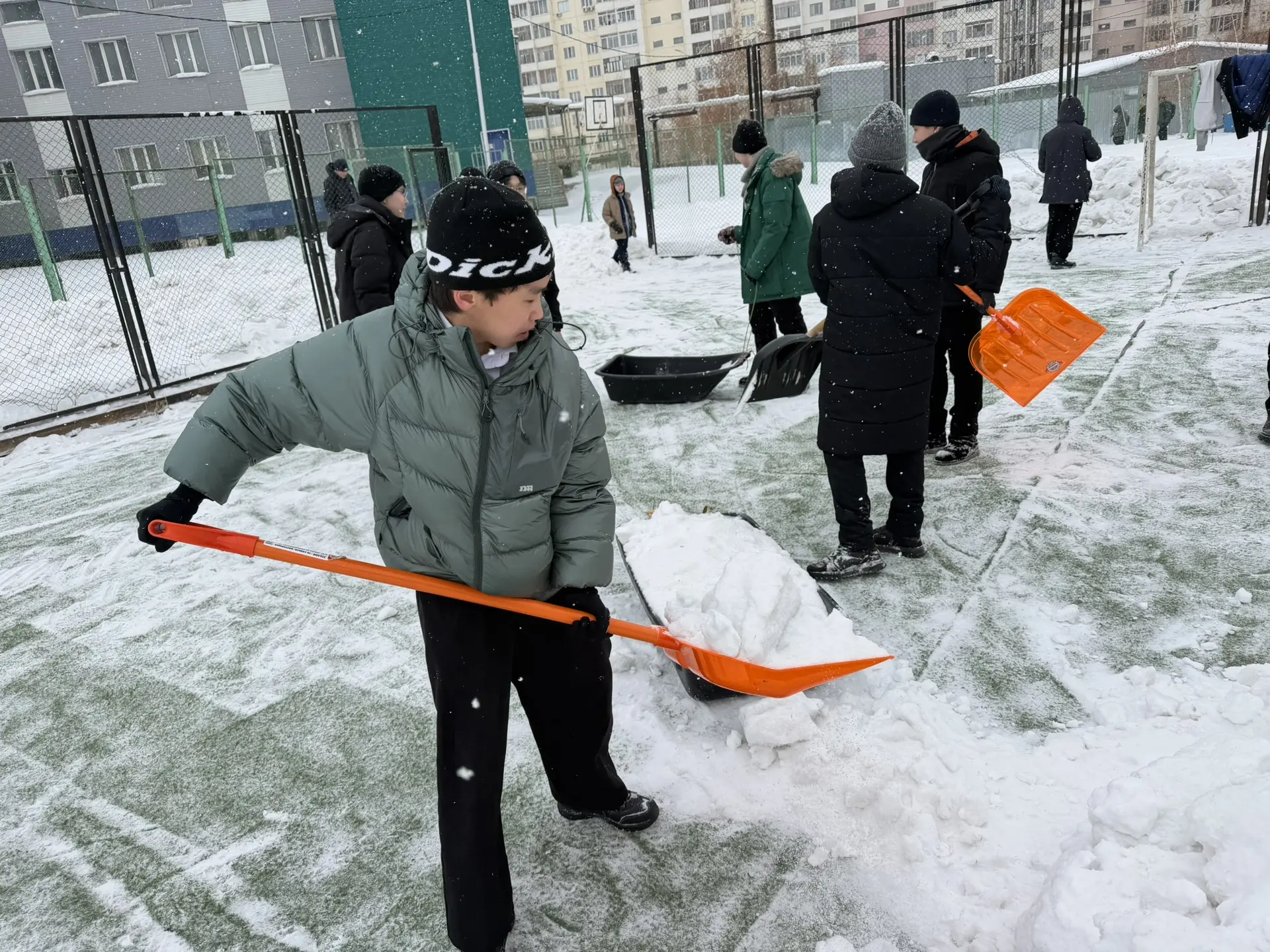 Наши юноши, ученики 10-ых классов всю неделю участвовали в субботниках по уборке снега на уличной сп
