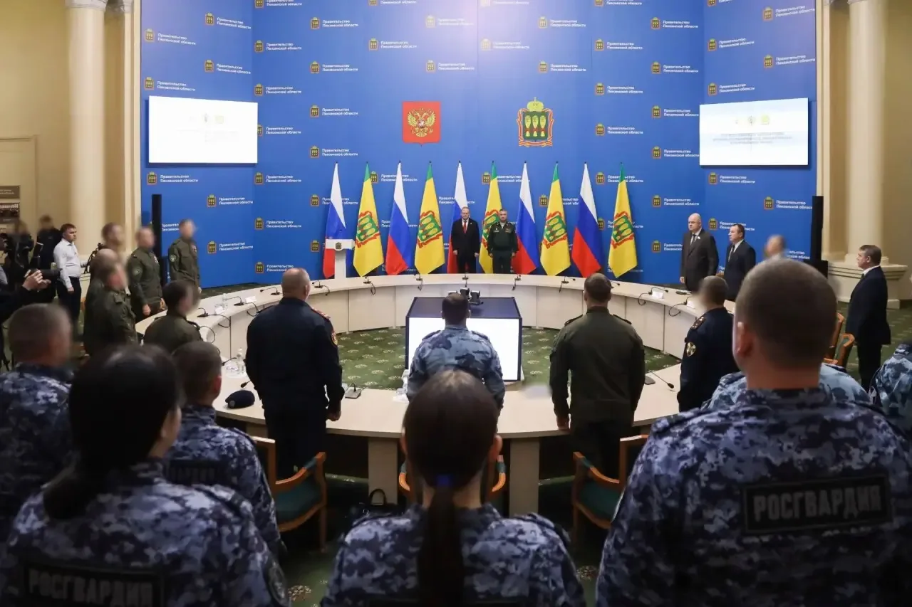 От лица правительства Пензенской области поблагодарил сотрудников территориального упра...