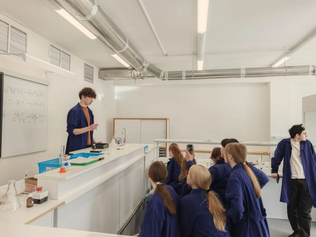 🧪 Химический практикум на каникулах  🧴🔬На каникулах ученики 8-х классов из школьного отделения Рублё