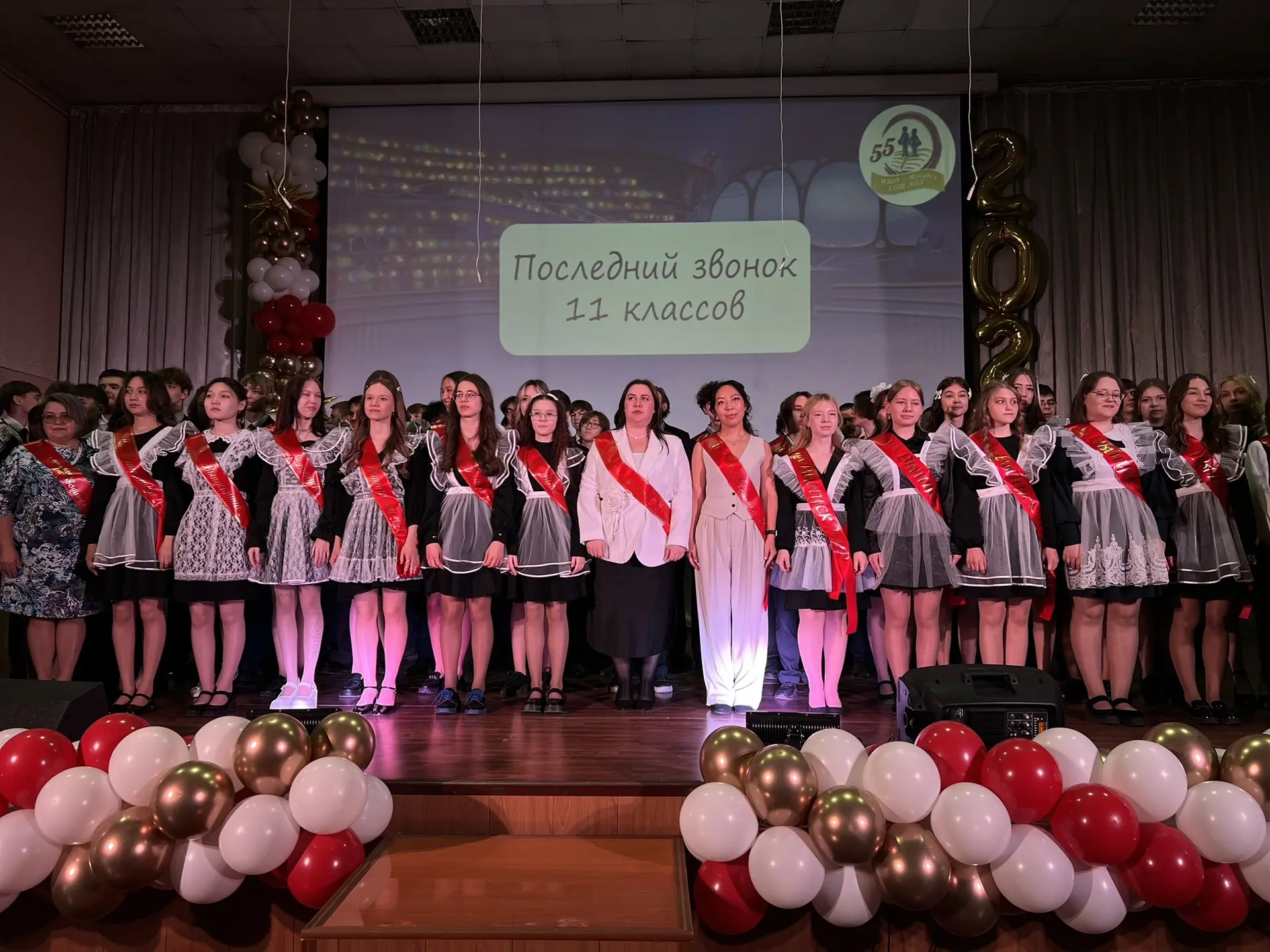 Взрослая жизнь на пороге: последний звонок для 9 и 11 классов 🎓🔔  Сегодня в нашей школе особенно зво