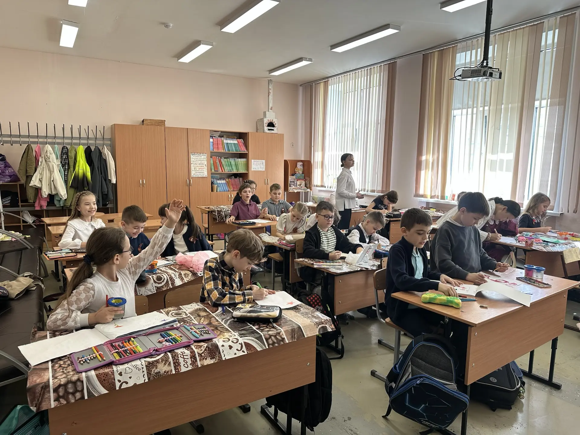 Волонтёрский отряд «Бумеранг добра» в честь 9 Мая организовал для учеников начальной школы серию тем