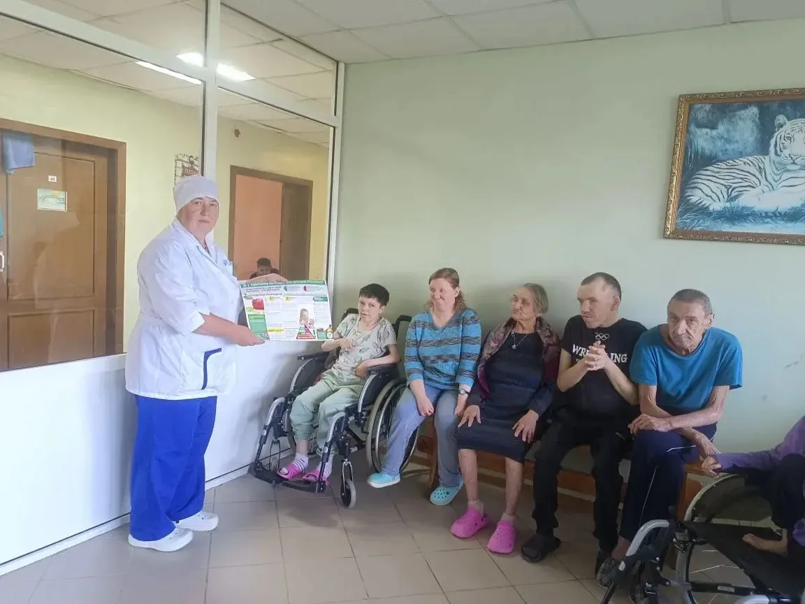 Профилактическая беседа с проживающими на тему "2 июня - День  здорового питания и отка...